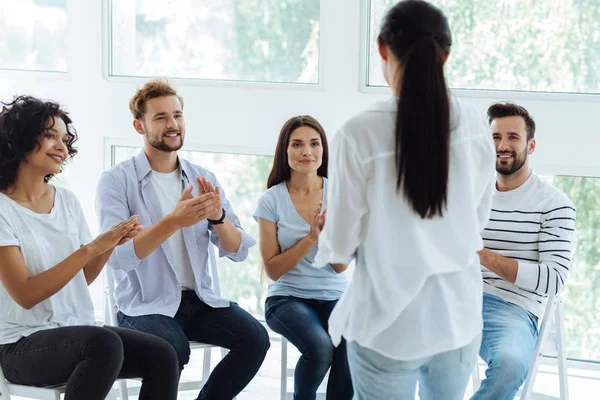 Gente alegre y positiva aplaudiendo a su médico — Foto de Stock