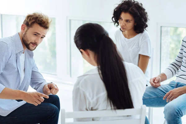 Agradable hombre guapo señalando a su terapeuta — Foto de Stock