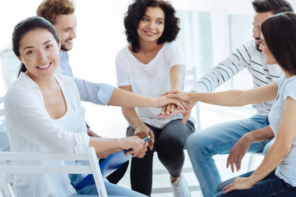 Feliz terapeuta alegre sonriendo — Foto de Stock