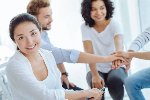 Vrolijke positieve psycholoog op zoek naar jou — Stockfoto