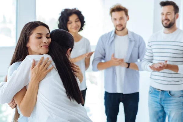 Mooie verheugd vrouw haar therapeut knuffelen — Stockfoto