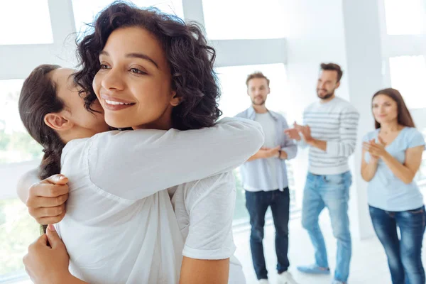 Gioiosa donna positiva che abbraccia il suo amico — Foto Stock