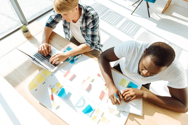 Blick von oben auf Berufskollegen im Büro — Stockfoto