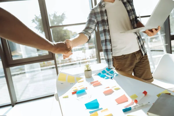 Des collègues professionnels serrent la main au bureau — Photo