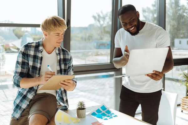 Alegres colegas profesionales discutiendo su proyecto — Foto de Stock