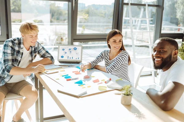 Vrolijke internationale collega's samen te werken aan het project — Stockfoto