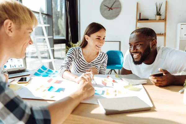 Positieve jongeren praten in het kantoor — Stockfoto