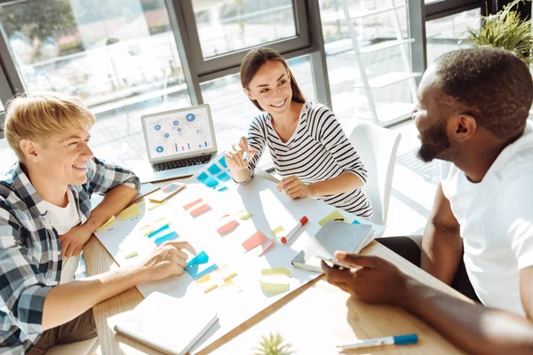 Bovenaanzicht van vrolijke jonge collega's werken op kantoor — Stockfoto