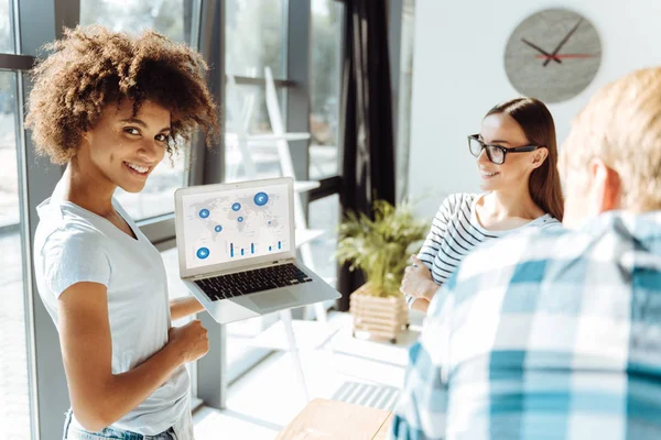 Vrolijke afro Amerikaanse vrouw samen met haar collega 's — Stockfoto