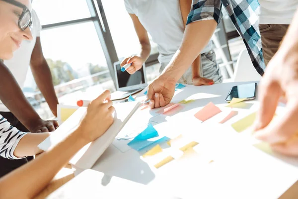 Primo piano dei colleghi professionisti con appunti adesivi — Foto Stock