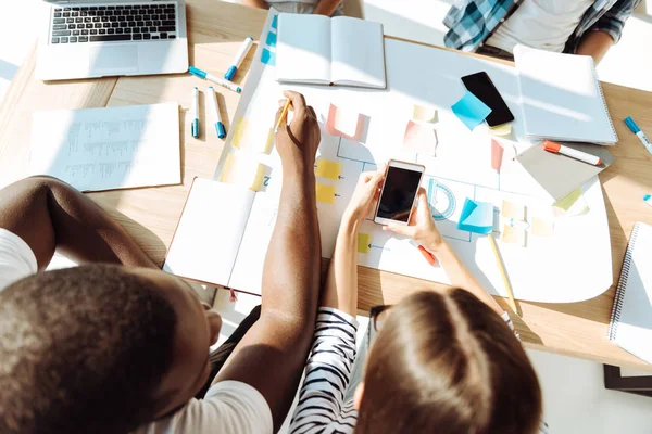 Blick von oben auf intelligente Studenten, die am Projekt arbeiten — Stockfoto