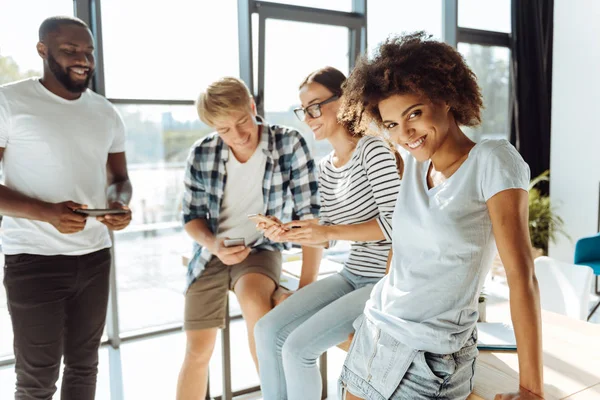 Positiv unga internationella studenter vilar tillsammans — Stockfoto