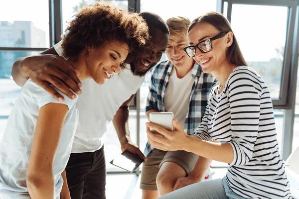 Étudiants heureux utilisant un téléphone intelligent — Photo