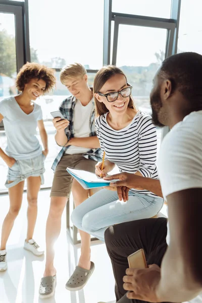 Fröhliche internationale Studenten verbringen Zeit mit Vergnügen — Stockfoto