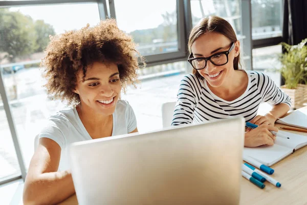 Close up van vrolijke studenten laptop gebruikt voor het bestuderen van — Stockfoto