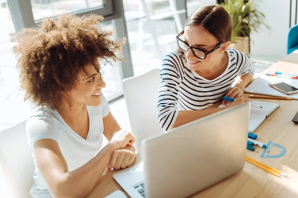 Alegres estudiantes internacionales se preparan para las clases juntos — Foto de Stock