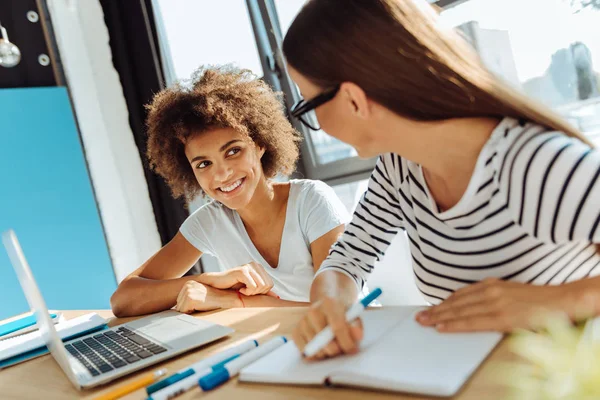 Vrolijke jonge internationale studenten klaar voor klassen — Stockfoto