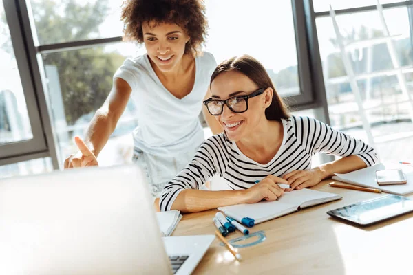 Positiv unga kvinnliga studenter som njuter av moderna studerar — Stockfoto