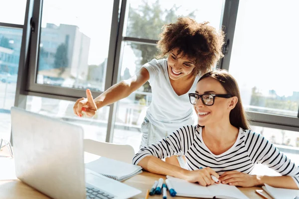 Alegres amigas estudiando juntas — Foto de Stock