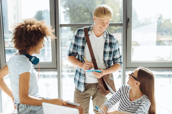 Positiv unga studenter njuter trevlig prata — Stockfoto