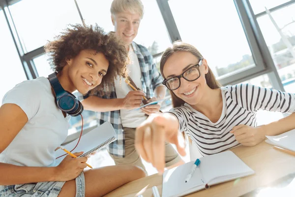 Alegre joven stadents estudiar juntos — Foto de Stock