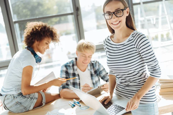 Positiv attraktiv kvinna studerar med hennes groupmates — Stockfoto