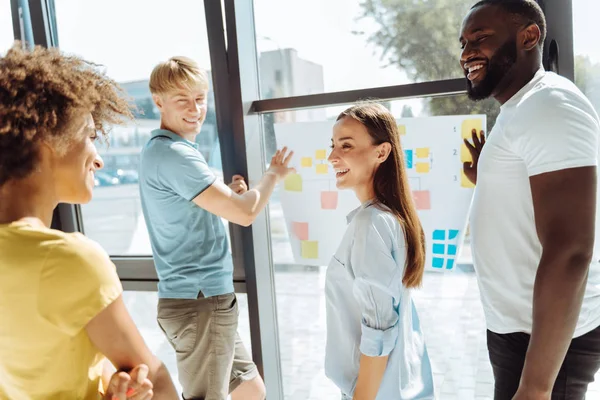 Vrolijke professionele collega's samen te werken aan het project — Stockfoto