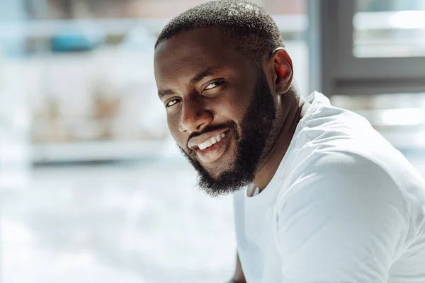 Alegre guapo afroamericano sonriendo delante de la cámara — Foto de Stock