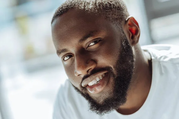 Primer plano de un hombre afro-americano positivo sonriendo — Foto de Stock