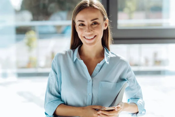 Veselá atraktivní podnikatelka drží její smartphone — Stock fotografie