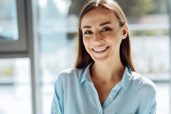 Cheerful young businesswoman sharing positivity — Stock Photo, Image