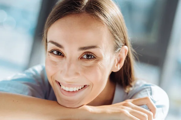 Primer plano de alegre hermosa mujer inclinando su cara en las manos — Foto de Stock