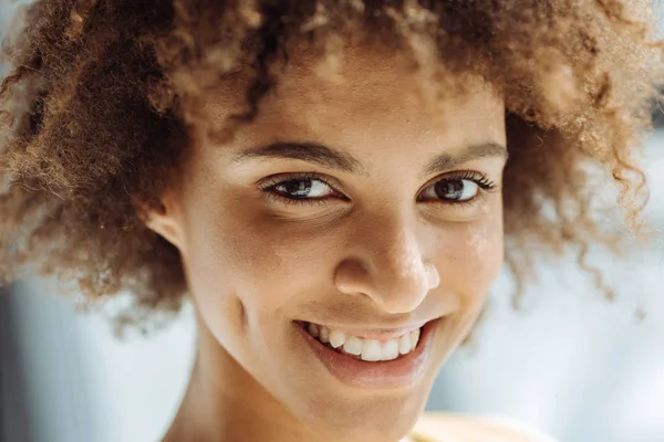 Portret van vrolijke afro american girl — Stockfoto