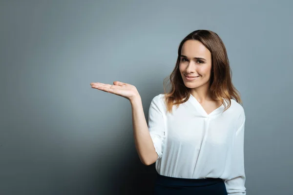 Piacevole bella donna che ti guarda — Foto Stock