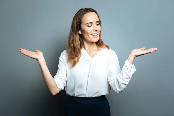 Mulher encantada bonita olhando para sua mão — Fotografia de Stock