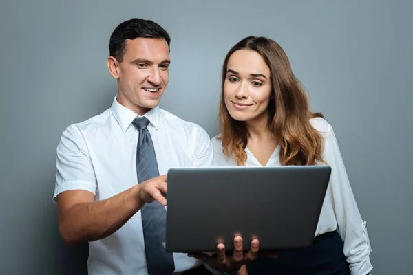 Agradable hombre alegre de pie con su colega — Foto de Stock