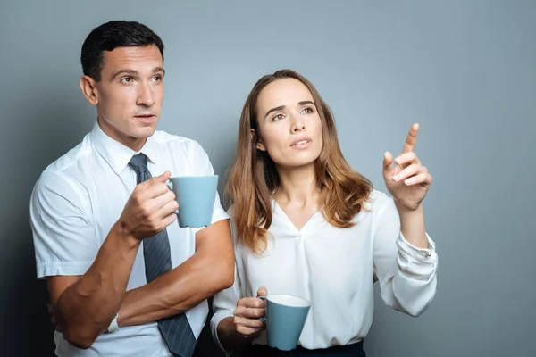 Buenos colegas jóvenes tomando té — Foto de Stock