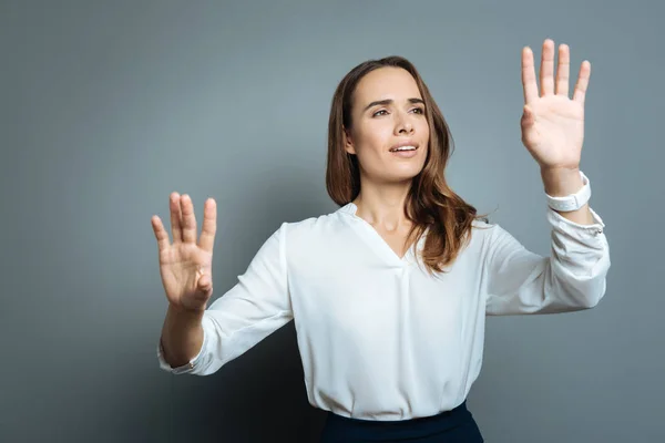 Agradável mulher atraente olhando para as mãos — Fotografia de Stock