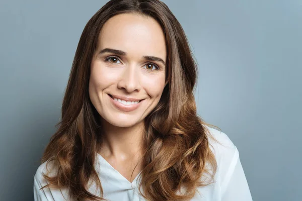 Retrato de una hermosa mujer atractiva — Foto de Stock