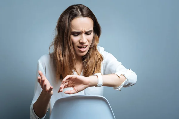 Infelice bella donna controllando il tempo — Foto Stock