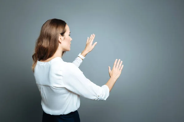 Trevlig trevlig kvinna att röra osynlig vägg — Stockfoto