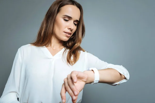 Ernste geschäftige Frau, die die Zeit wissen will — Stockfoto