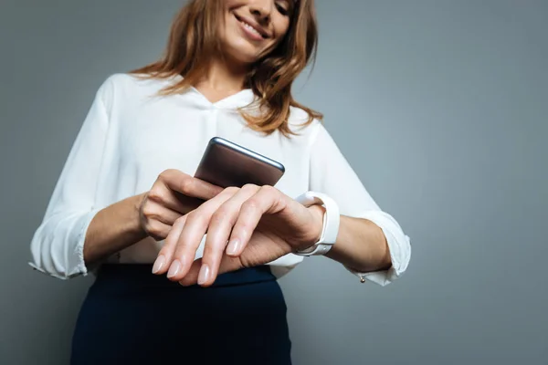 Agradable mujer encantada mirando su reloj — Foto de Stock