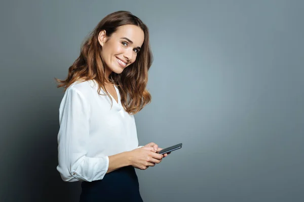 Pozitivní radost žena pomocí svého smartphonu — Stock fotografie