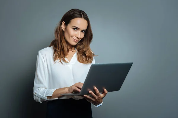 Zachwycony kobieta pozytywny przy użyciu jej laptop — Zdjęcie stockowe