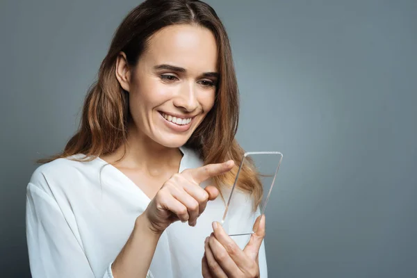 Mujer feliz alegre tocando la pantalla sensorial — Foto de Stock