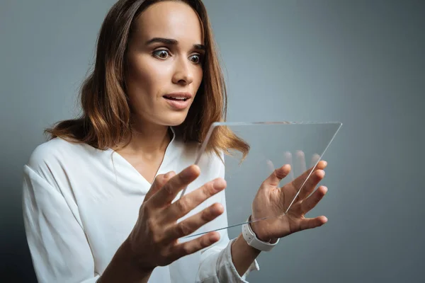 Mujer joven agradable sensación de sorpresa — Foto de Stock