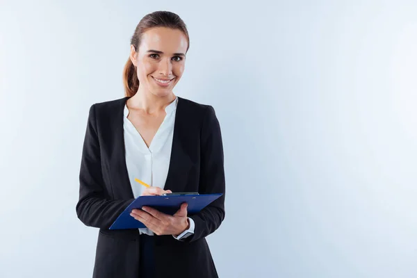 Agradável mulher inteligente segurando notas — Fotografia de Stock