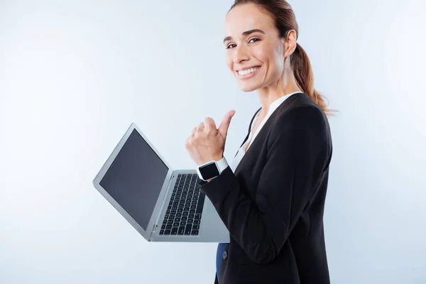 Feliz mujer alegre mostrando signo OK — Foto de Stock