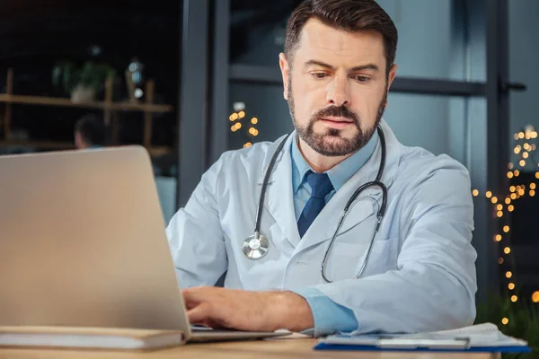 Cientista trabalhador sério usando um laptop — Fotografia de Stock